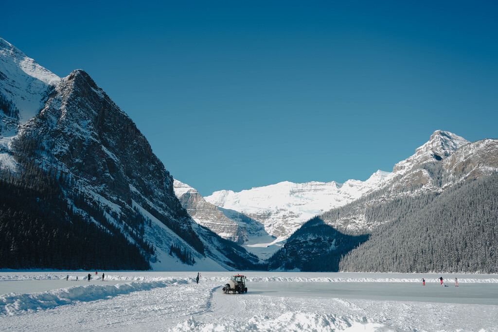 三面為雪山環抱的露易絲湖，以兩座雪山間的深 V 為背景，構成一幅聞名全世界的經典美景，成為畫家、攝影師爭相取景之地。