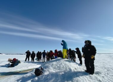 加拿大黃刀鎮｜冰上釣魚、登頂最高峰、飛行員紀念碑
