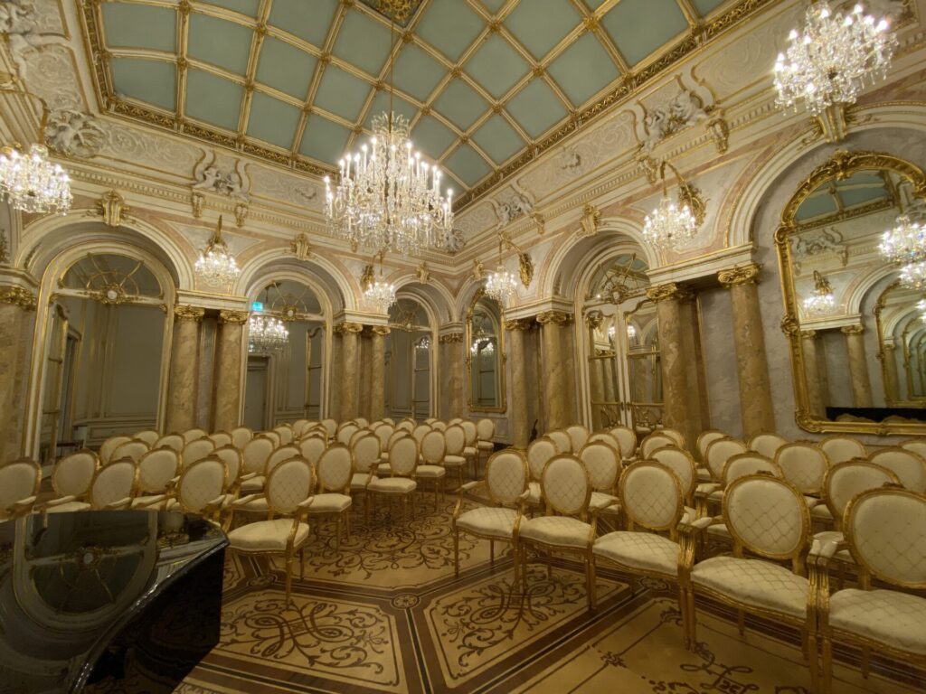 「維也納柯堡宮酒店 Palais Coburg」，以前是薩克森-科堡-哥達-科哈里家族的宮殿，現在改建成五星旅館，保留當時的表演廳，華麗程度堪比縮小版鏡廳