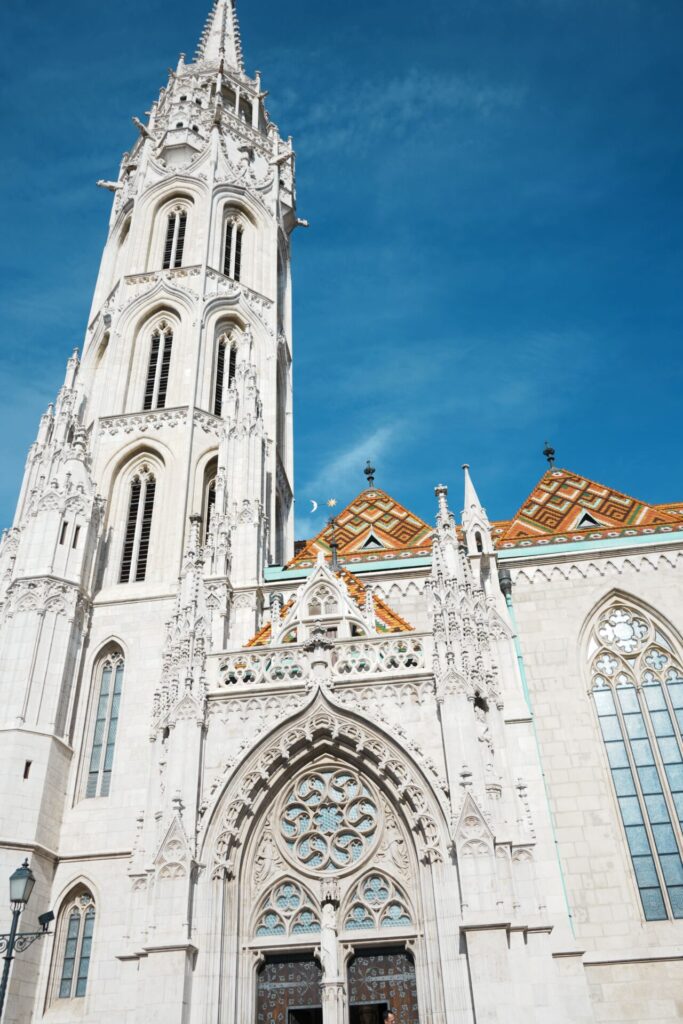 馬加什教堂融合巴洛克、哥德式建築風格與彩色屋頂