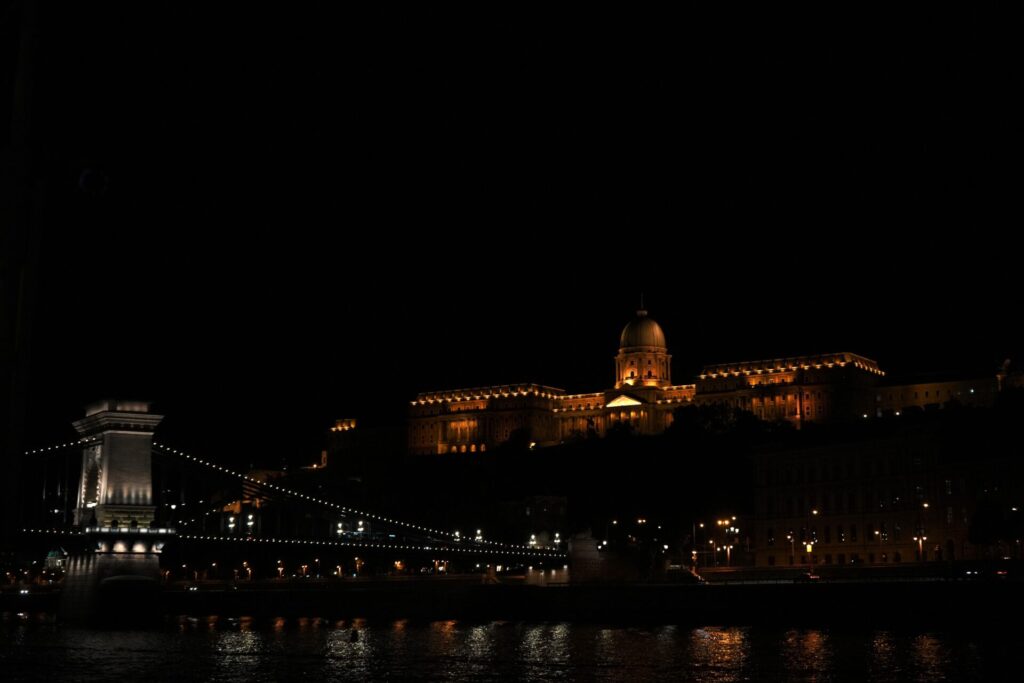 打上燈光的布達皇宮與塞切尼鏈橋