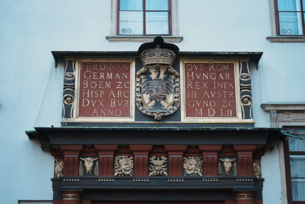 瑞士門，門上方有代表神聖羅馬帝國皇權的鷹圖章