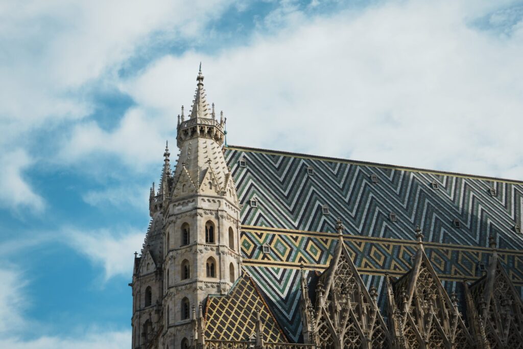 聖史蒂芬大教堂 Stephansdom，羅馬、哥德、巴洛克等多種建築風格混和，以及多彩的磁磚拼接屋頂