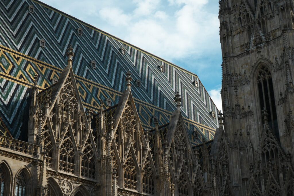 聖史蒂芬大教堂 Stephansdom，羅馬、哥德、巴洛克等多種建築風格混和，以及多彩的磁磚拼接屋頂