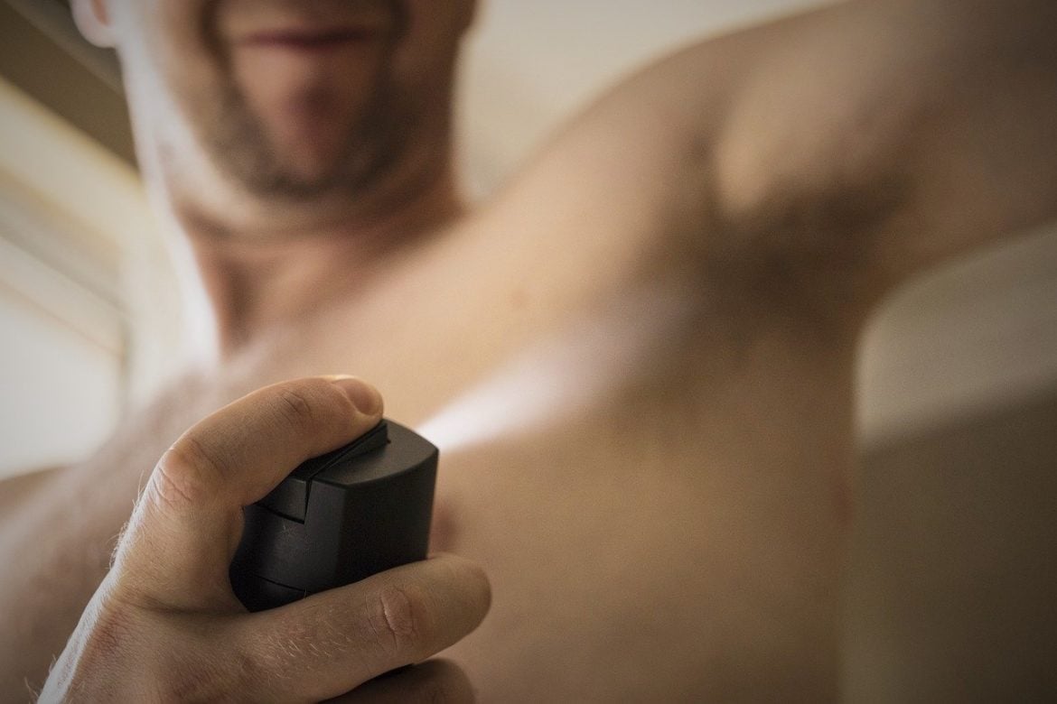 跨性別男性在雄性賀爾蒙治療之後，因為睪固酮的影響，容易增加排汗量與加重體味。若造成困擾，可以試著調整運動飲食與生活作息，易出汗部位保持乾燥，可以的話就在大流汗後沖個澡。必要時亦可使用止汗劑、體香劑，或尋求醫療手段的幫助。