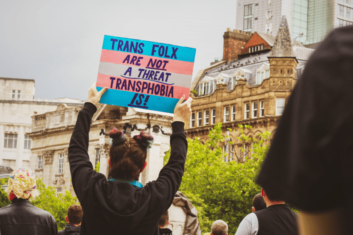 2021國際不再恐同恐跨恐雙日，邀請各位朋友們一起站出來，穿上代表跨性別的三種顏色（粉紅、淡藍、白色），拍照上傳 #517我挺跨 。