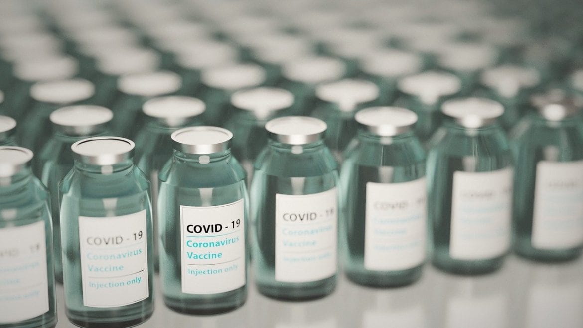 服用避孕藥或荷爾蒙治療的女性，經醫師評估可接種AZ疫苗。跨男亦可，惟30歲以下建議先暫緩。