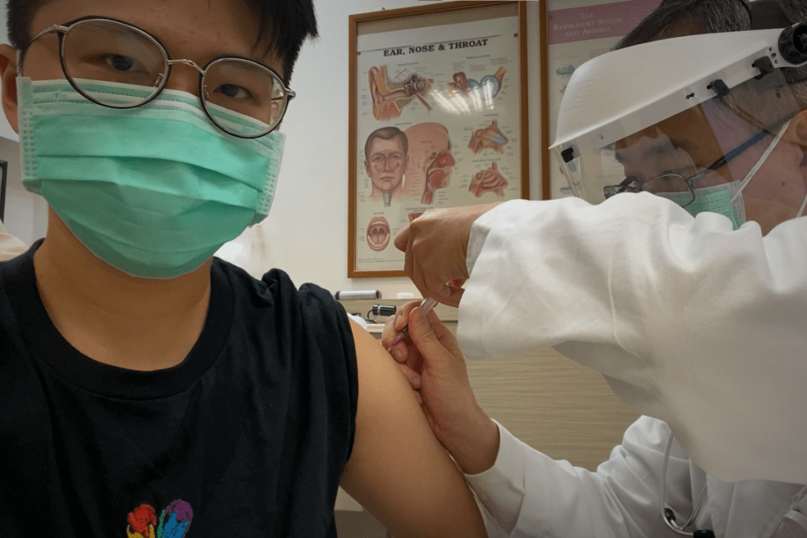 終於在 2021.09.10 順利接種第一劑AZ疫苗，記錄下打疫苗的過程、後續副作用與身體狀態，分享給還沒接種的朋友，也提供那些對HRT和疫苗有疑慮的朋友一點方向和解答。